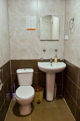 Гостевой дом Orange Guesthouse Кутаиси Трехместный номер с ванной-3
